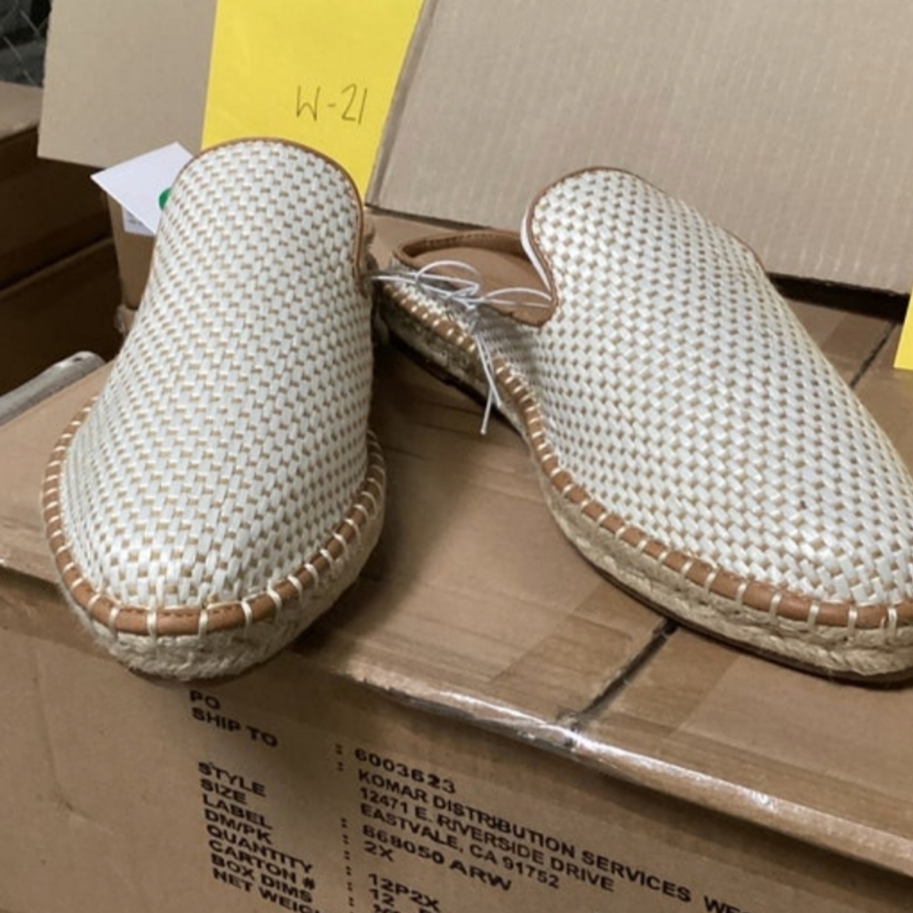 Universal Thread Woman's Lona Sandals